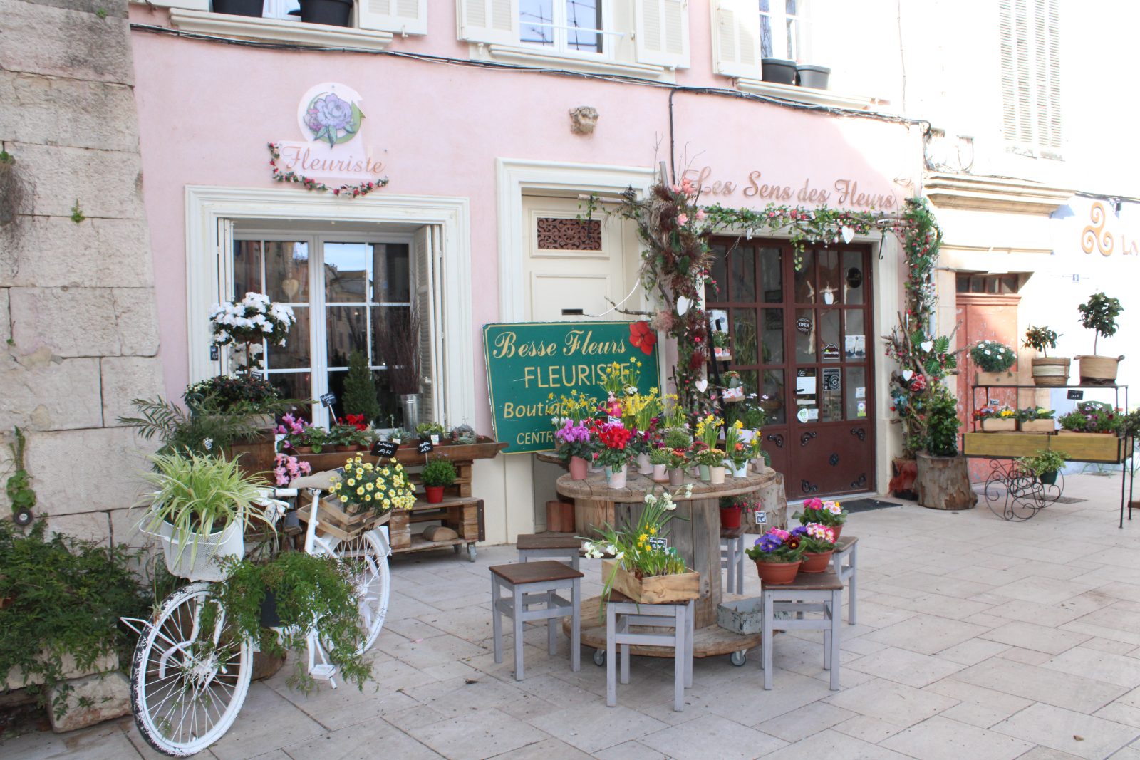 Les Sens des Fleurs : Un Écrin de Nature et de Poésie